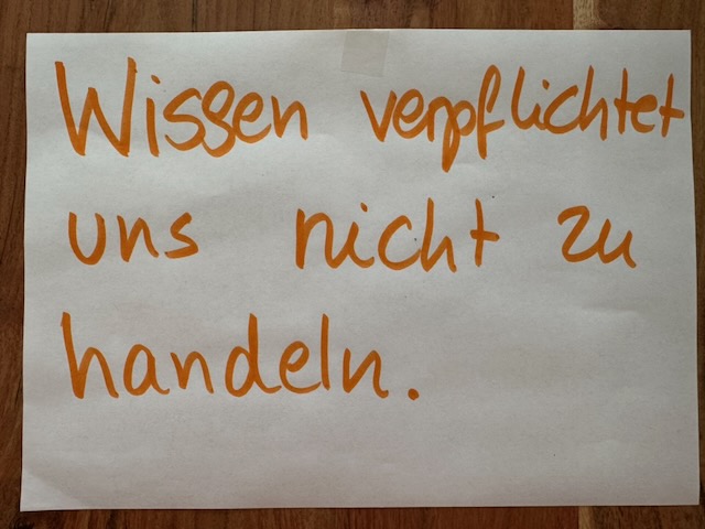 Handgeschriebener Praxisimpuls: „Wissen verpflichtet uns nicht zu handeln.“