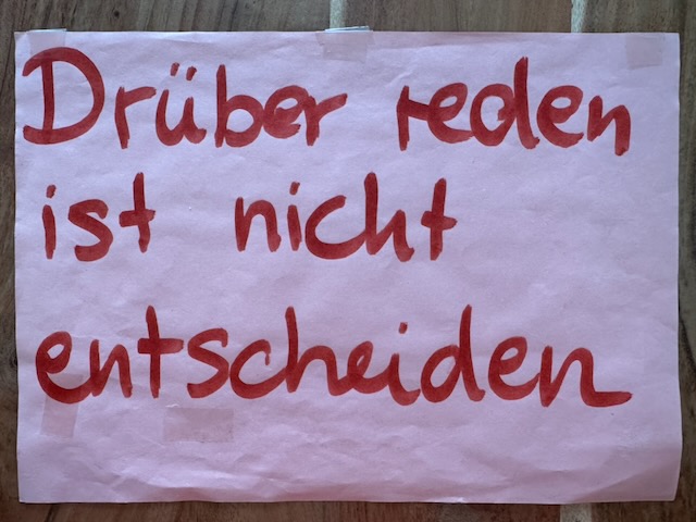 Handgeschriebener Praxisimpuls: „Drüber reden ist nicht entscheiden“.
