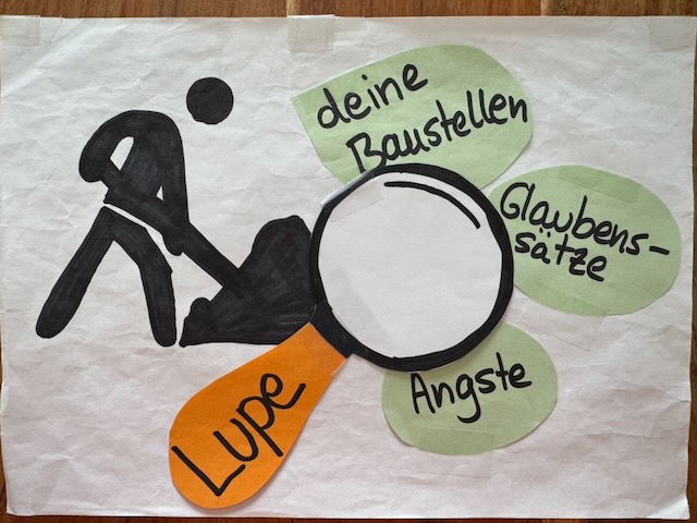 Handzeichnung einer Lupe, die Ängste, Glaubenssätze und persönliche Baustellen vergrößert.