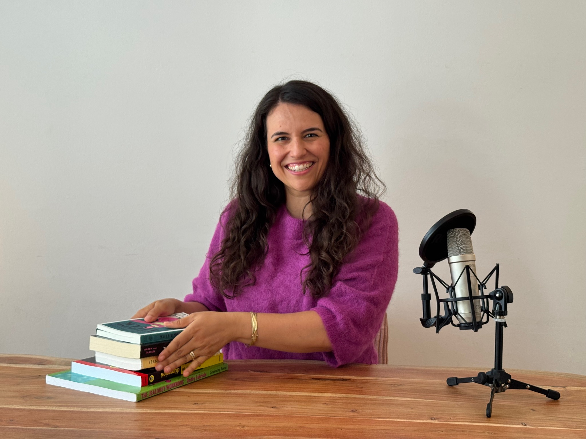 Leonie Henning an einem Tisch mit Büchern und Mikrofon